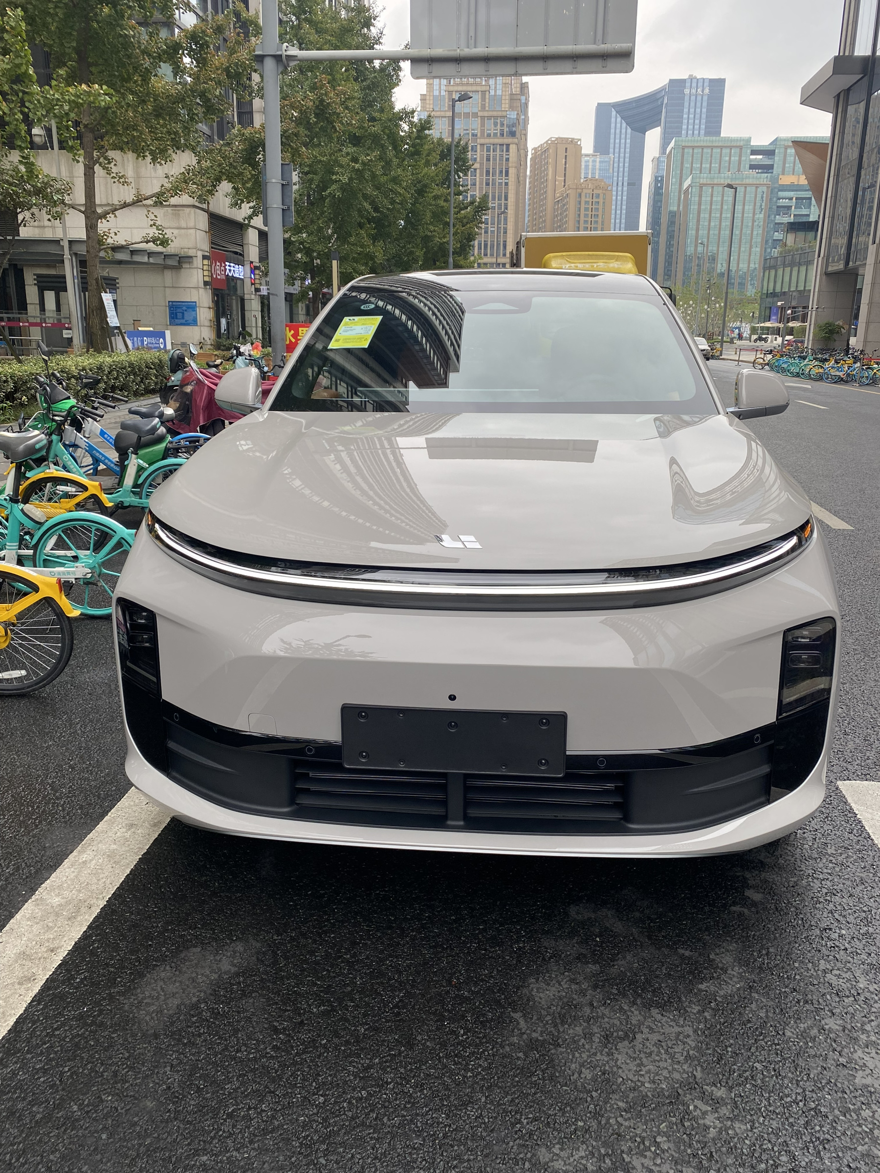 尊龙官方备用 MEGA 高压纯电 MPV